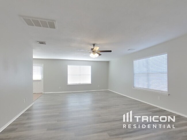 Building Photo - 33111 Cottonwood Bend