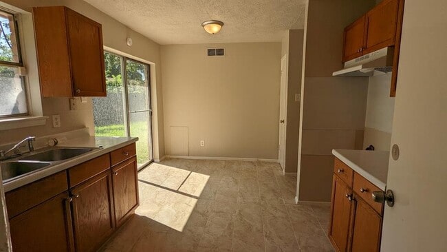 Building Photo - 9842 Gillman St