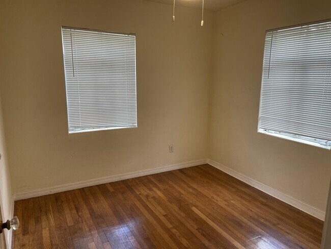 Building Photo - 1005 Murray Dr