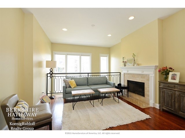 Building Photo - 3040 N Sheffield Ave