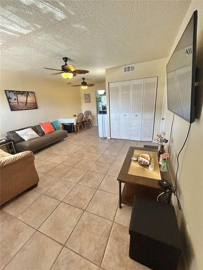 Foto del edificio - 7305 NW 4th Pl