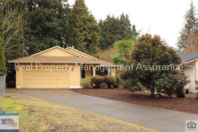 Building Photo - Serene and Private 3 BR/2BA Ranch Style Ho...