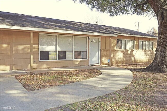 Foto del edificio - 5 br, 3 bath House - 102 Timberlane Street