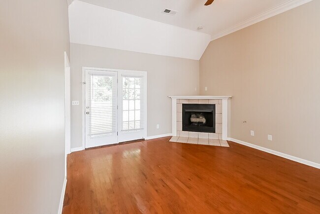 Foto del edificio - 216 Fawn Dr N