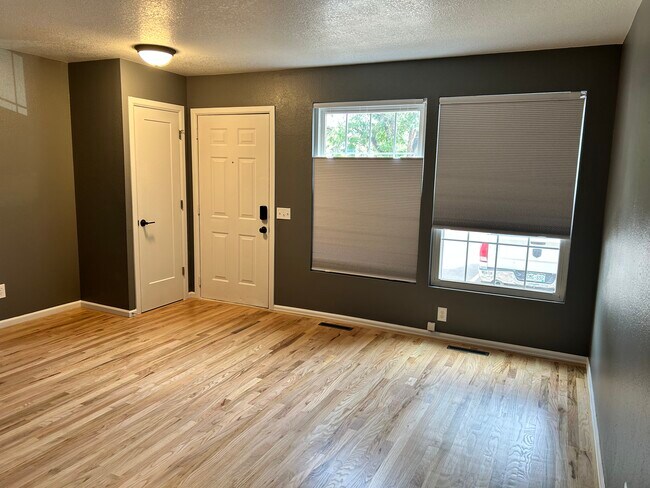 Habitación del frente (sala de estar) - 11584 Community Center Dr