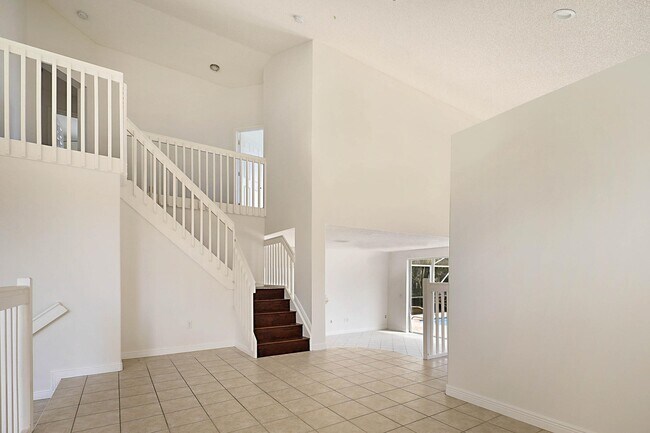 Foto del edificio - 2477 Westmont Ln