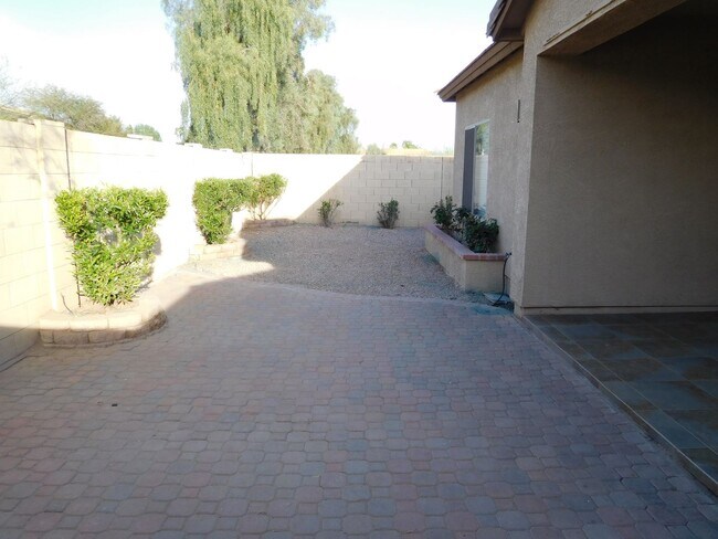 Building Photo - Welcome to this charming 3 bedroom, 2 bath...