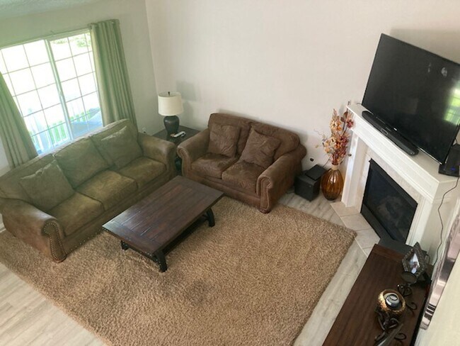 Foto del edificio - Lovely tri-level 4 bedroom 2 bath home in ...