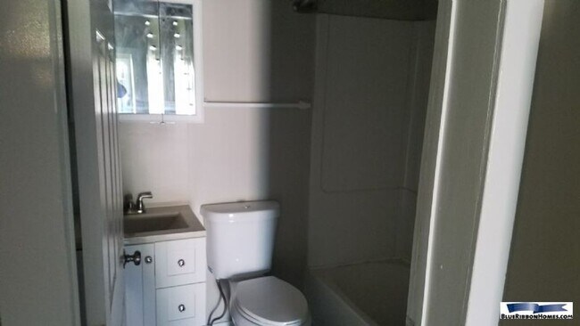 Foto del edificio - 2543 E 5th Ave