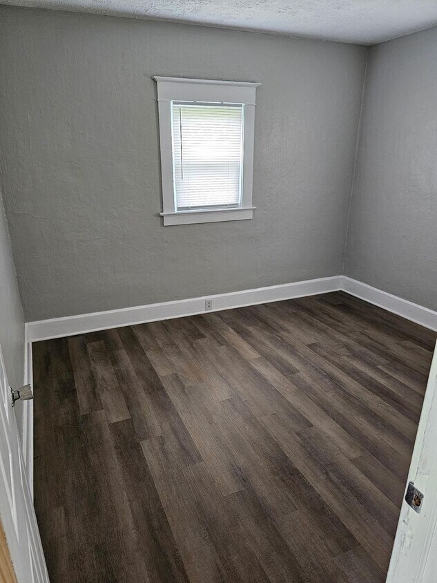 Foto del edificio - 3 Bed 1 Bath with Fence + 1 Gar Garage + Deck