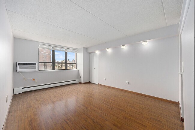 Foto del edificio - 300 W 110th St