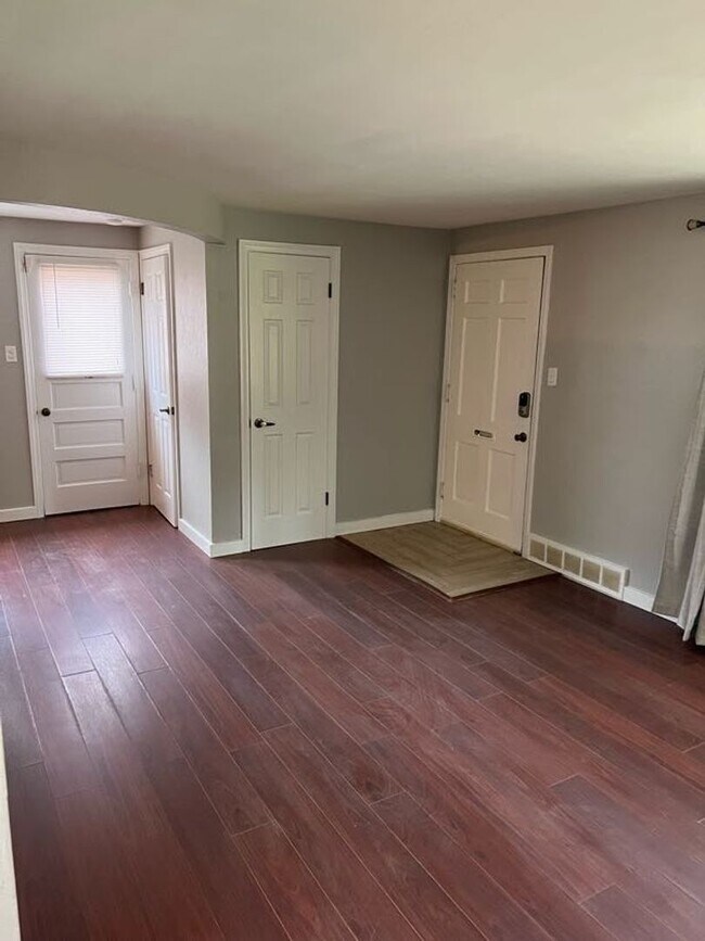 Building Photo - Newly Renovated 3 Bedroom, 2 Bathroom Home...