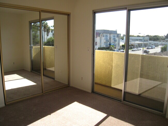 Building Photo - 10809 Palms Blvd
