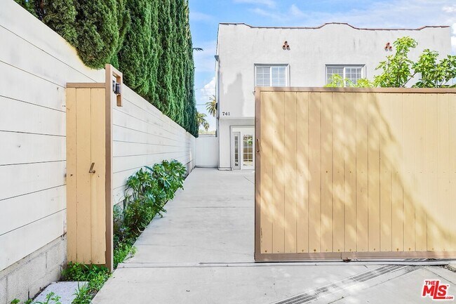 Building Photo - 741 N Las Palmas Ave
