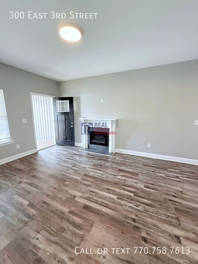 Foto del edificio - 300 E 3rd St NE