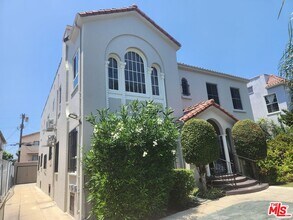 Building Photo - 517 Serrano Ave
