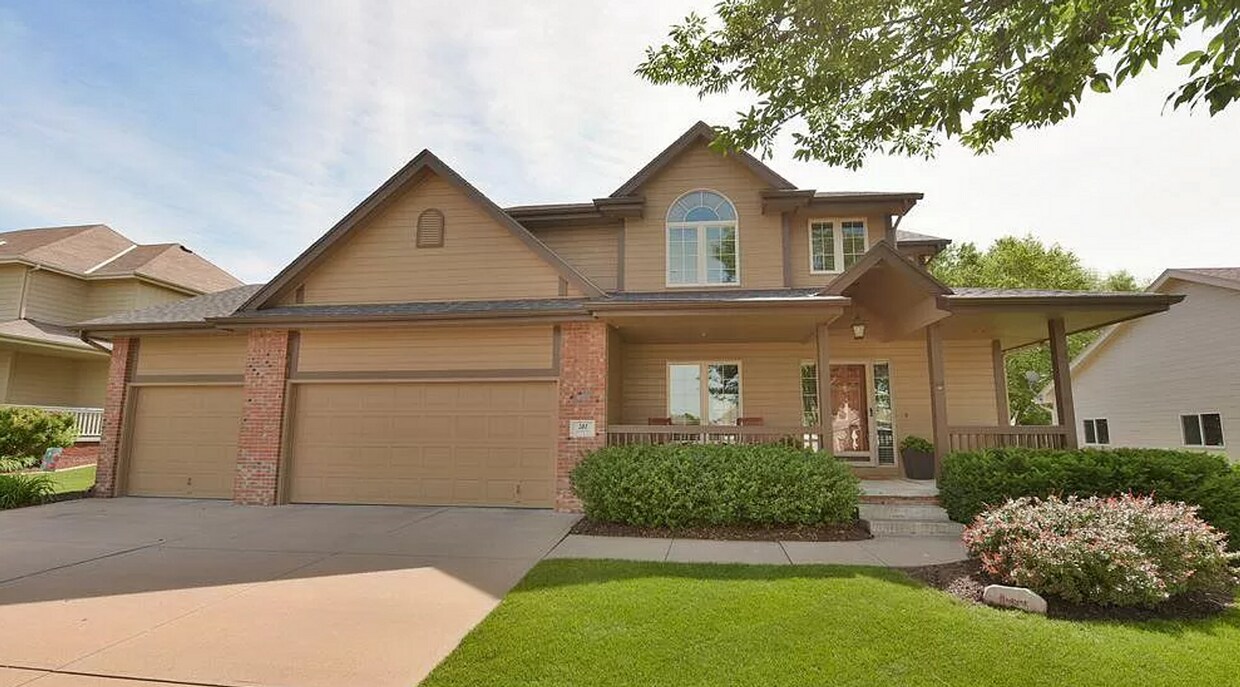 Primary Photo - Luxury Living In Papillion!!