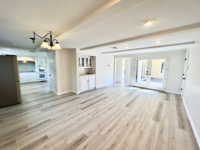 Wet Bar & Kitchen - 24 Pony Ln