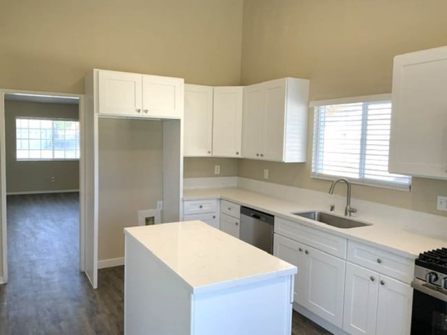 Building Photo - 903 N Forest Ave