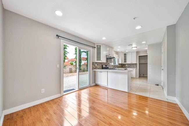 Building Photo - 1223 S Alta Vista Ave