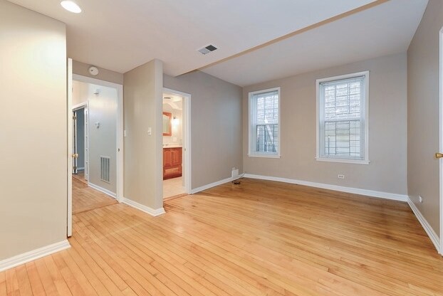 Foto del edificio - 2046 N Kenmore Ave