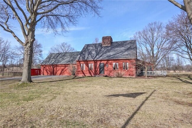 Building Photo - 930 W Bloomfield Rd