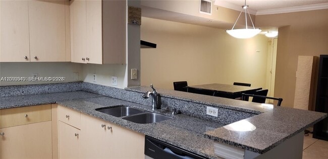 Foto del edificio - 2496 Centergate Dr