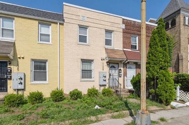 Building Photo - Parking Included! Updated 2 Bed// 2 Bath N...