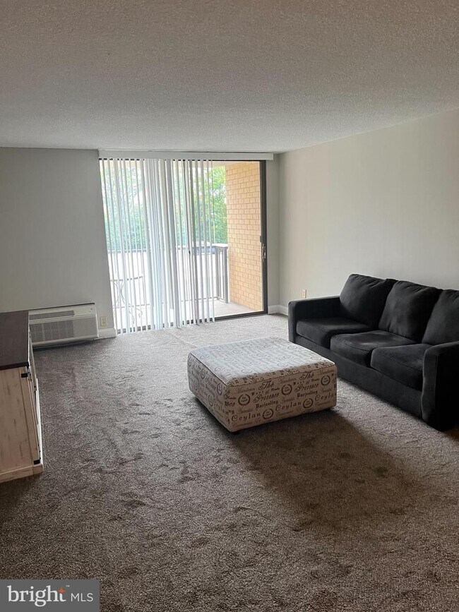 666 W Germantown Pike Unit 2205, Plymouth Meeting, PA 19462 Room for