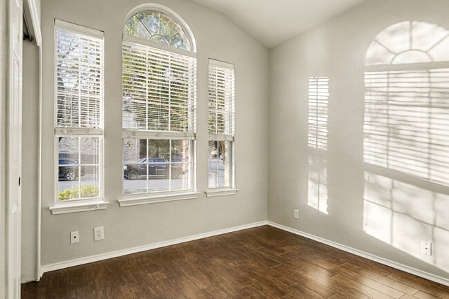 Foto del edificio - 6422 Oldham Cove