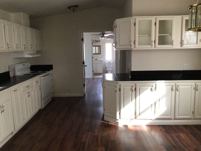 Foto del edificio - 3  bedroom 2 bath Mobile Home with a  Larg...