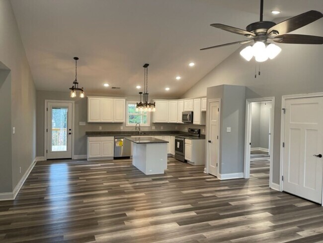 Building Photo - Beautiful Home!!