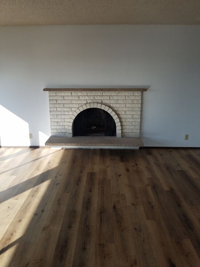 Building Photo - Leasing Only- 2517