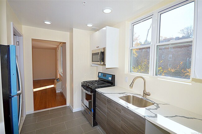 Building Photo - 55 S Middle Neck Rd