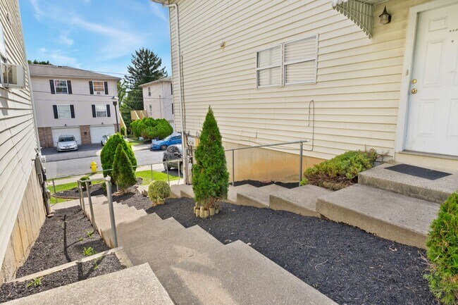 Foto del edificio - Austin Street Homes - Comfort & Convenience Combined – 2BR Townhomes Now Leasing