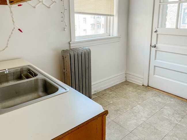 Building Photo - 5059 N Damen Ave