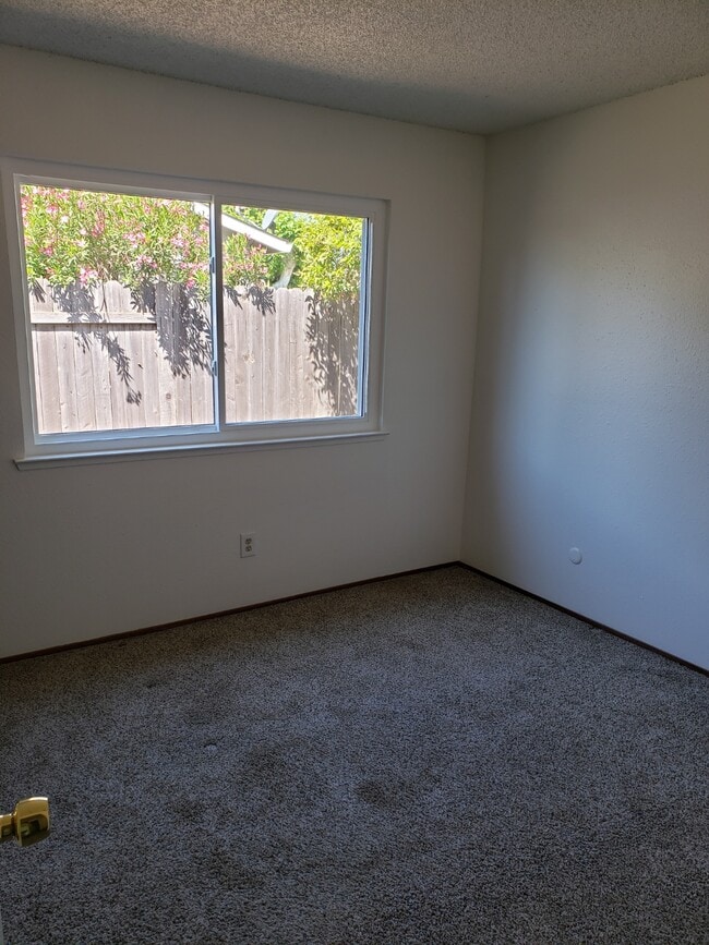 Building Photo - 9250 Medallion Way