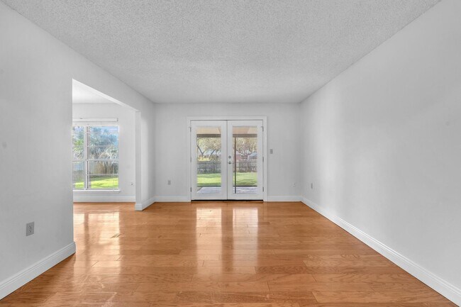 Building Photo - Spacious Home on Large Lot!