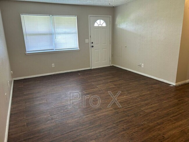 Foto del edificio - 1605 Juniper Cir