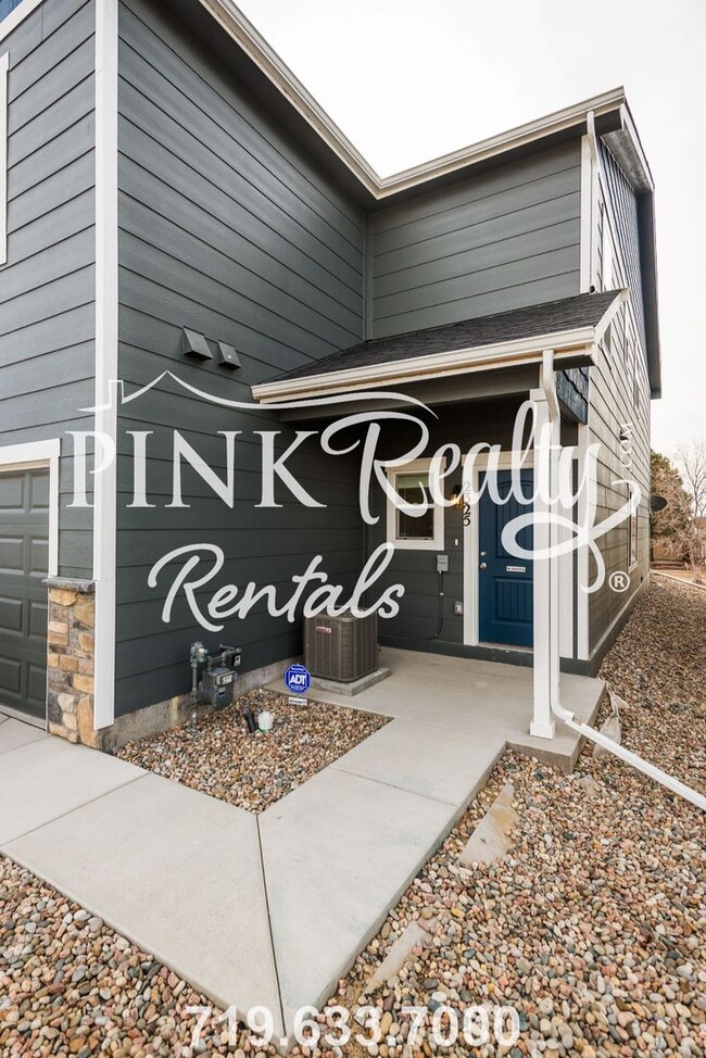 Building Photo - Spacious 3 Bedroom Townhome Located Just o...