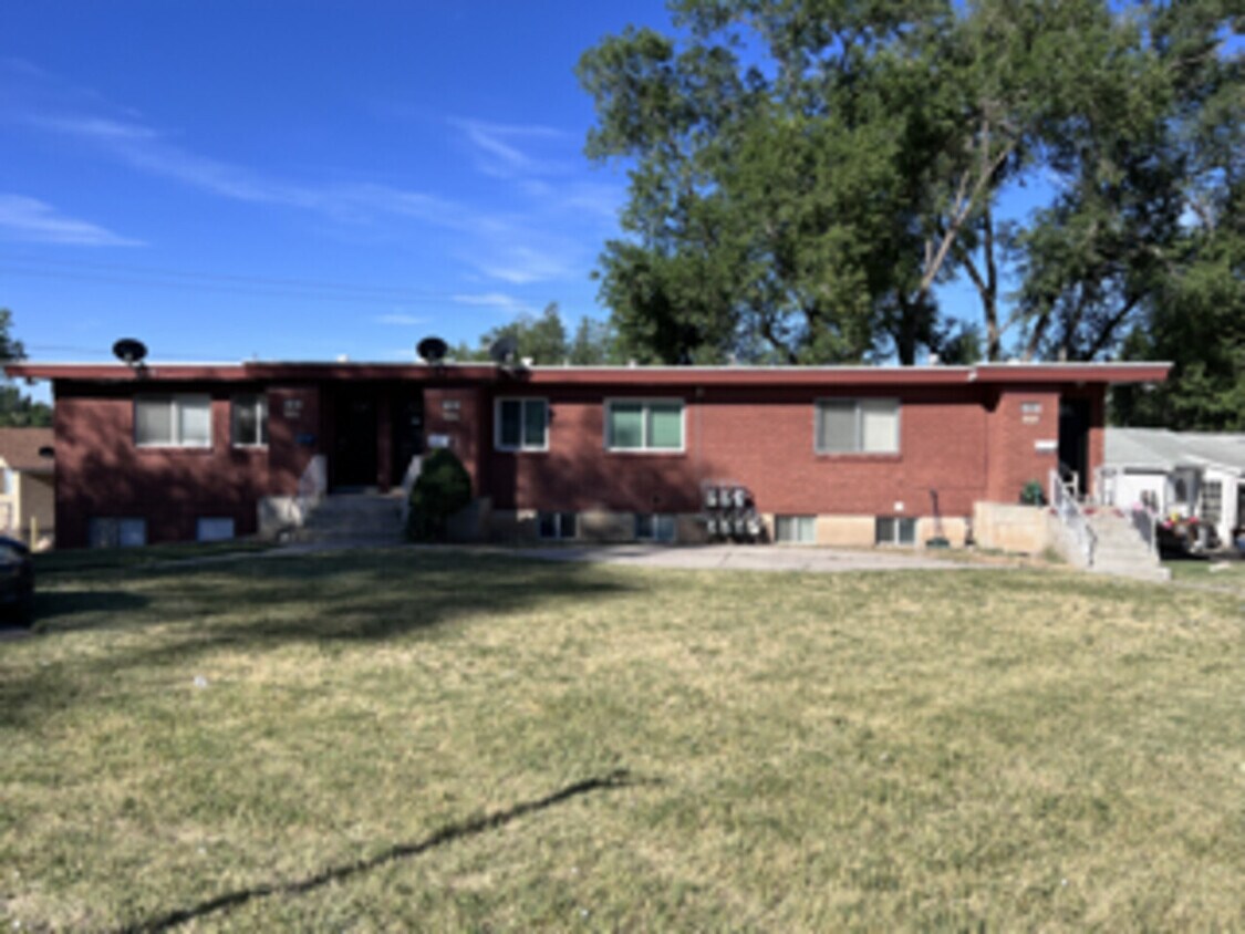 Building Photo - 6 Plex