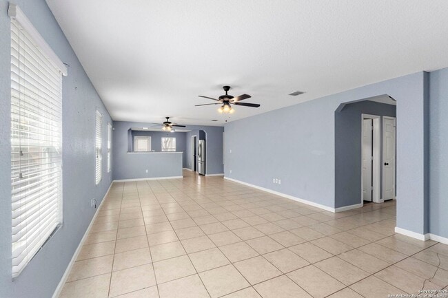 Building Photo - Charming Home Awaits: Spacious & Modern Li...