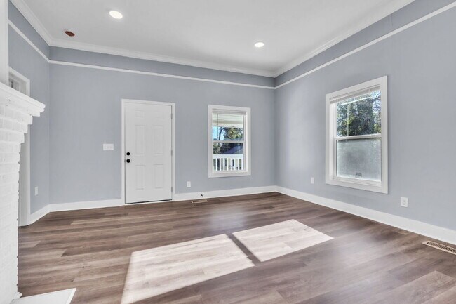 Building Photo - Cozy 2BR, 1BA Home with Spacious Yard