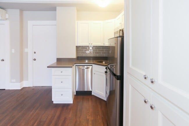 Building Photo - 817 W Lakeside Pl
