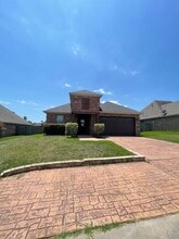 Building Photo - 2027 Briar Hollow