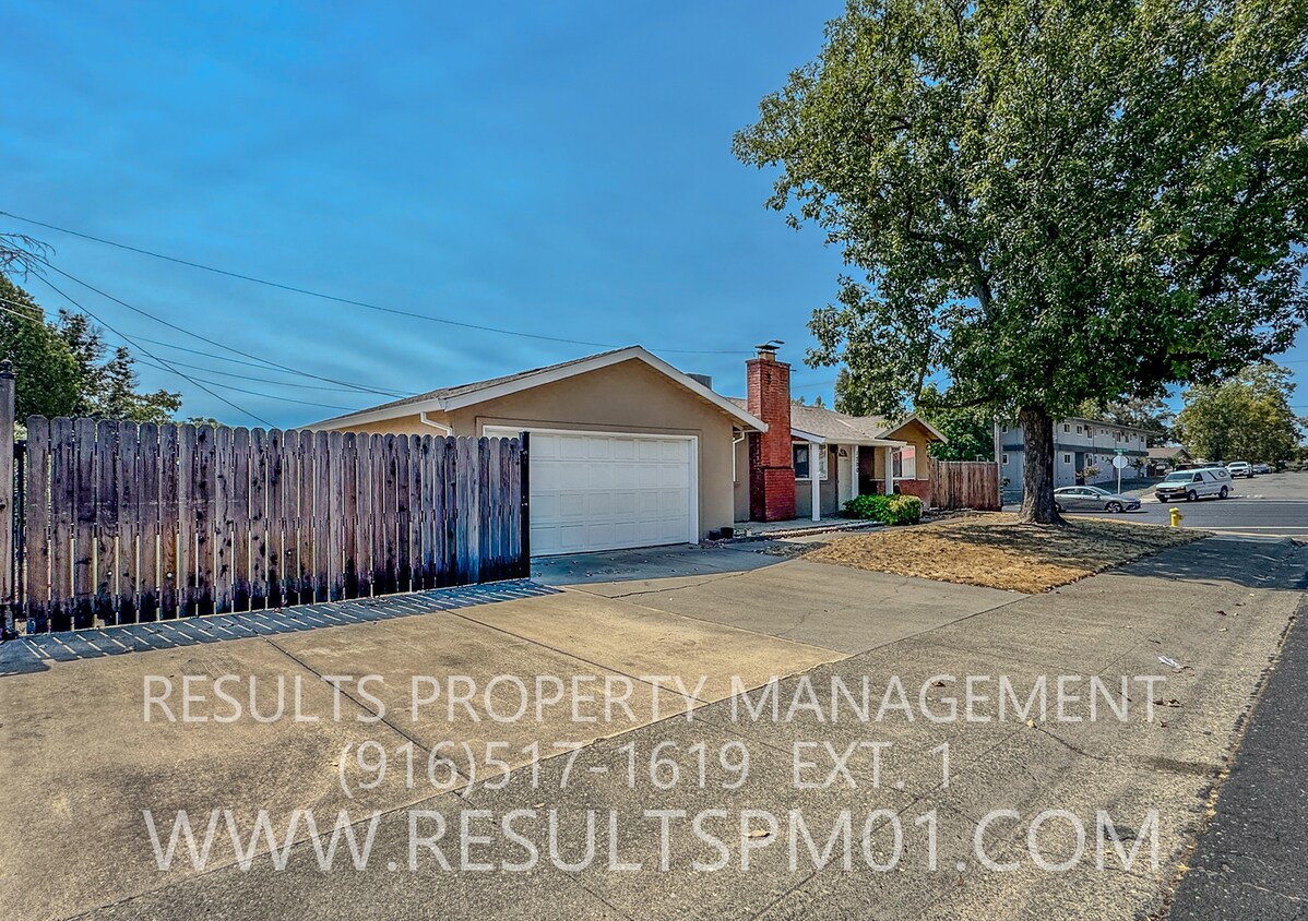 Foto principal - Charming Roseville Corner-Lot Home with RV...