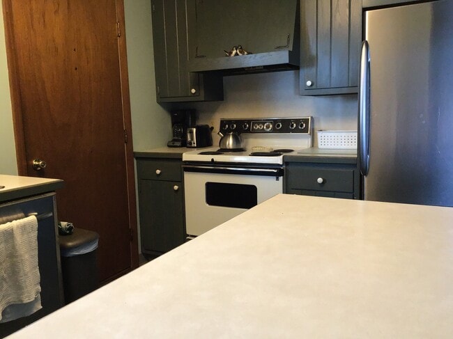 electric range and refrigerator - 5304 Lakeside Blvd