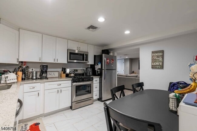 Foto del edificio - 126 Riverside Ave