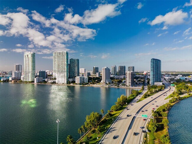 Foto del edificio - 3301 NE 5th Ave