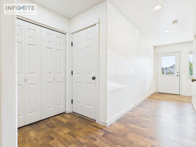 Foto del edificio - 935 Forestglen Dr
